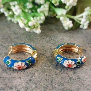🌸NWOT Lapis Blue Cloisanated Floral Enamel Huggie Hoop Earrings 🌸